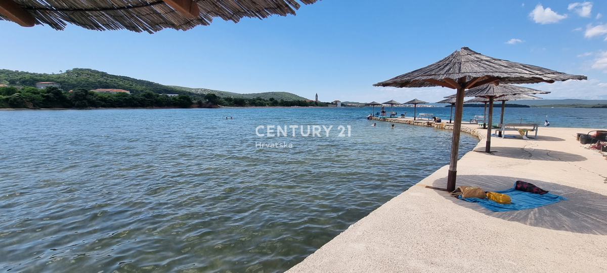 Kraj, Pašman, hiša s tremi stanovanji in garažo. Pogled na morje s terase površine 85 m2.