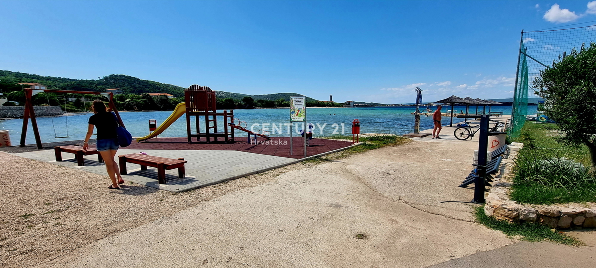 Kraj, Pašman, hiša s tremi stanovanji in garažo. Pogled na morje s terase površine 85 m2.