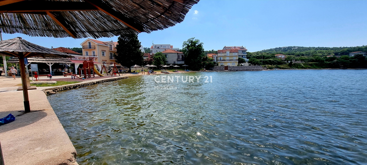 Kraj, Pašman, hiša s tremi stanovanji in garažo. Pogled na morje s terase površine 85 m2.