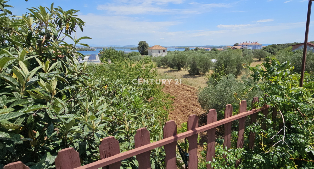 Kraj, Pašman, hiša s tremi stanovanji in garažo. Pogled na morje s terase površine 85 m2.