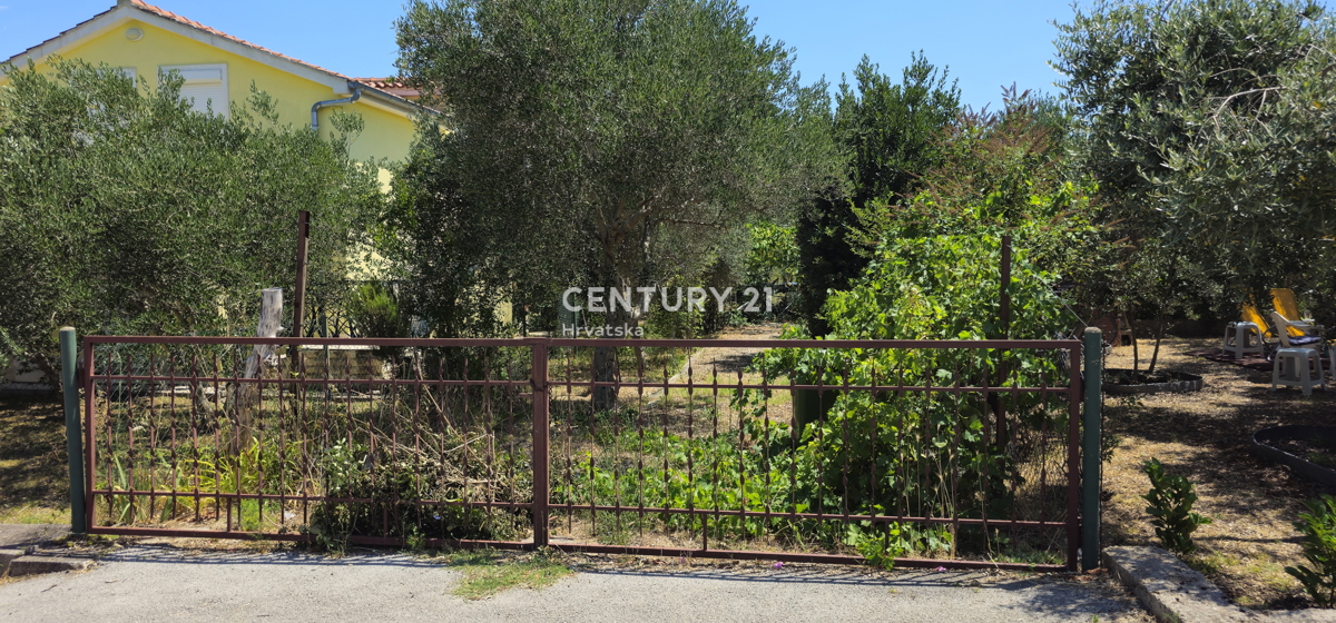 Kraj, Pašman, hiša s tremi stanovanji in garažo. Pogled na morje s terase površine 85 m2.
