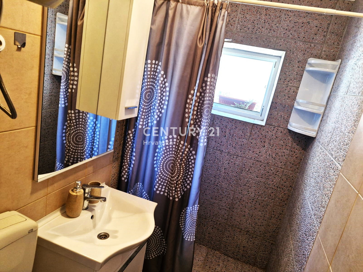 Vrsi pri Ninu - hiša z apartmaji, zraven zemljišče z garažo in pogledom na morje