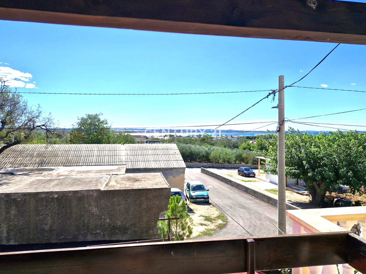 Vrsi pri Ninu - hiša z apartmaji, zraven zemljišče z garažo in pogledom na morje