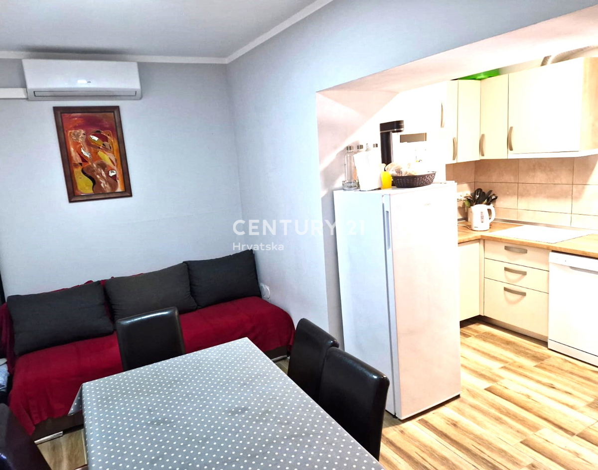 Vrsi pri Ninu - hiša z apartmaji, zraven zemljišče z garažo in pogledom na morje