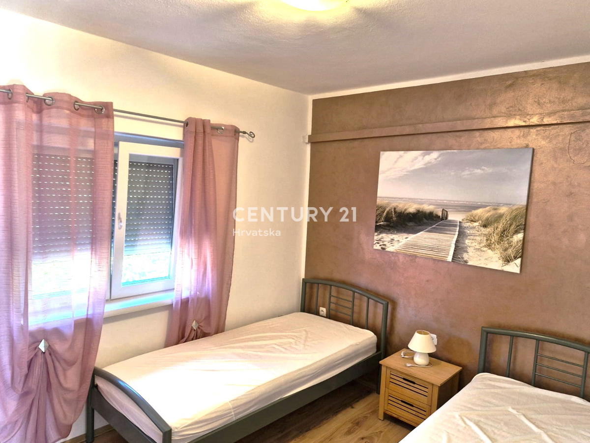 Vrsi pri Ninu - hiša z apartmaji, zraven zemljišče z garažo in pogledom na morje