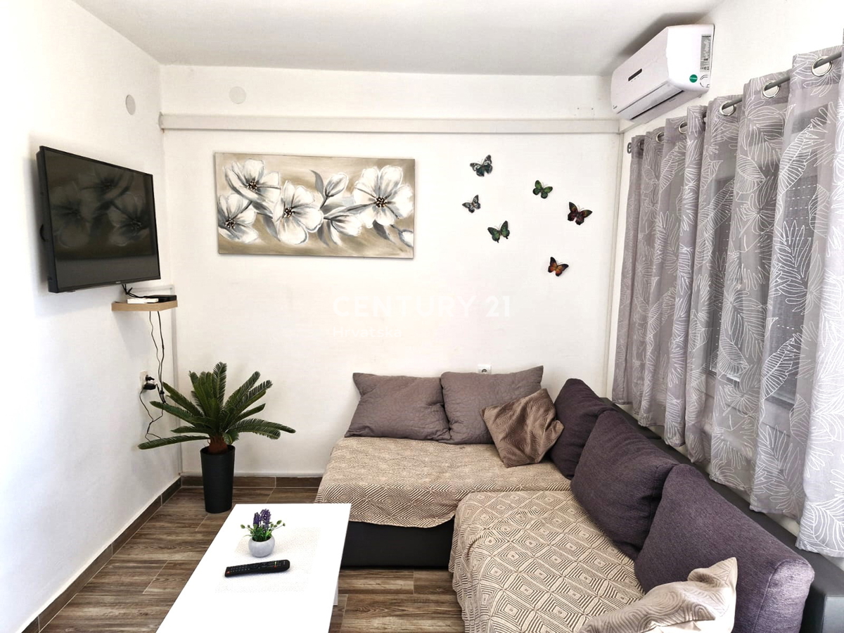 Vrsi pri Ninu - hiša z apartmaji, zraven zemljišče z garažo in pogledom na morje