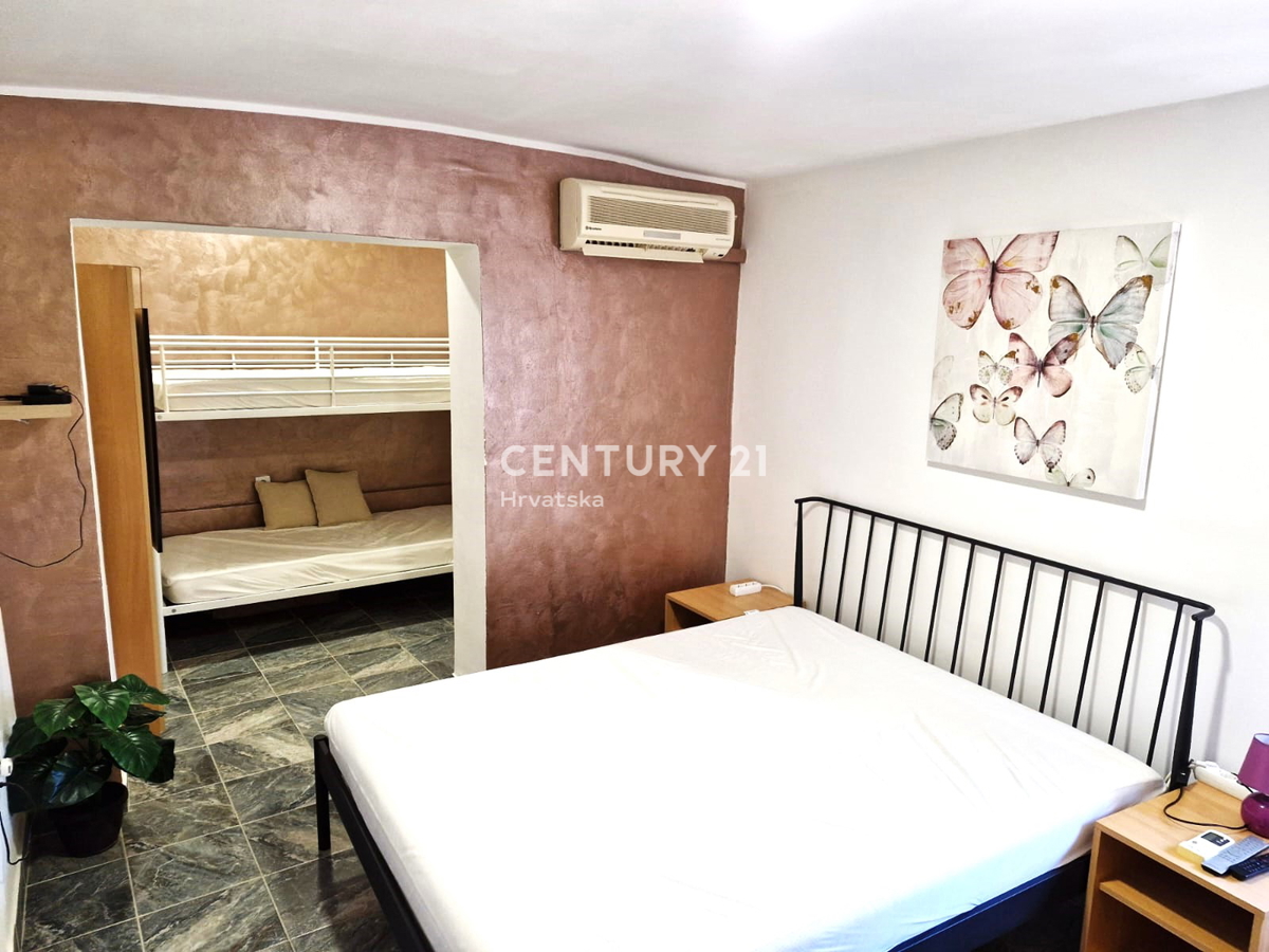 Vrsi pri Ninu - hiša z apartmaji, zraven zemljišče z garažo in pogledom na morje