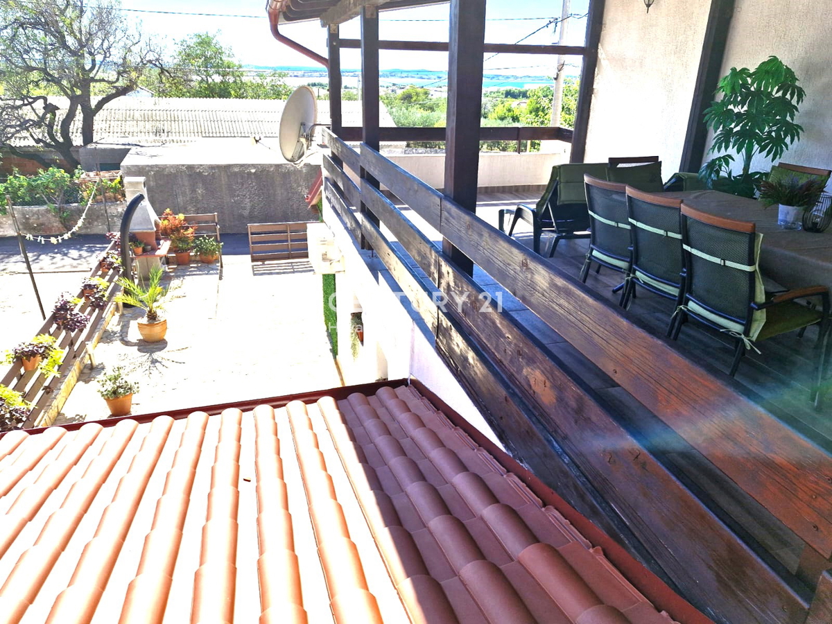 Vrsi pri Ninu - hiša z apartmaji, zraven zemljišče z garažo in pogledom na morje