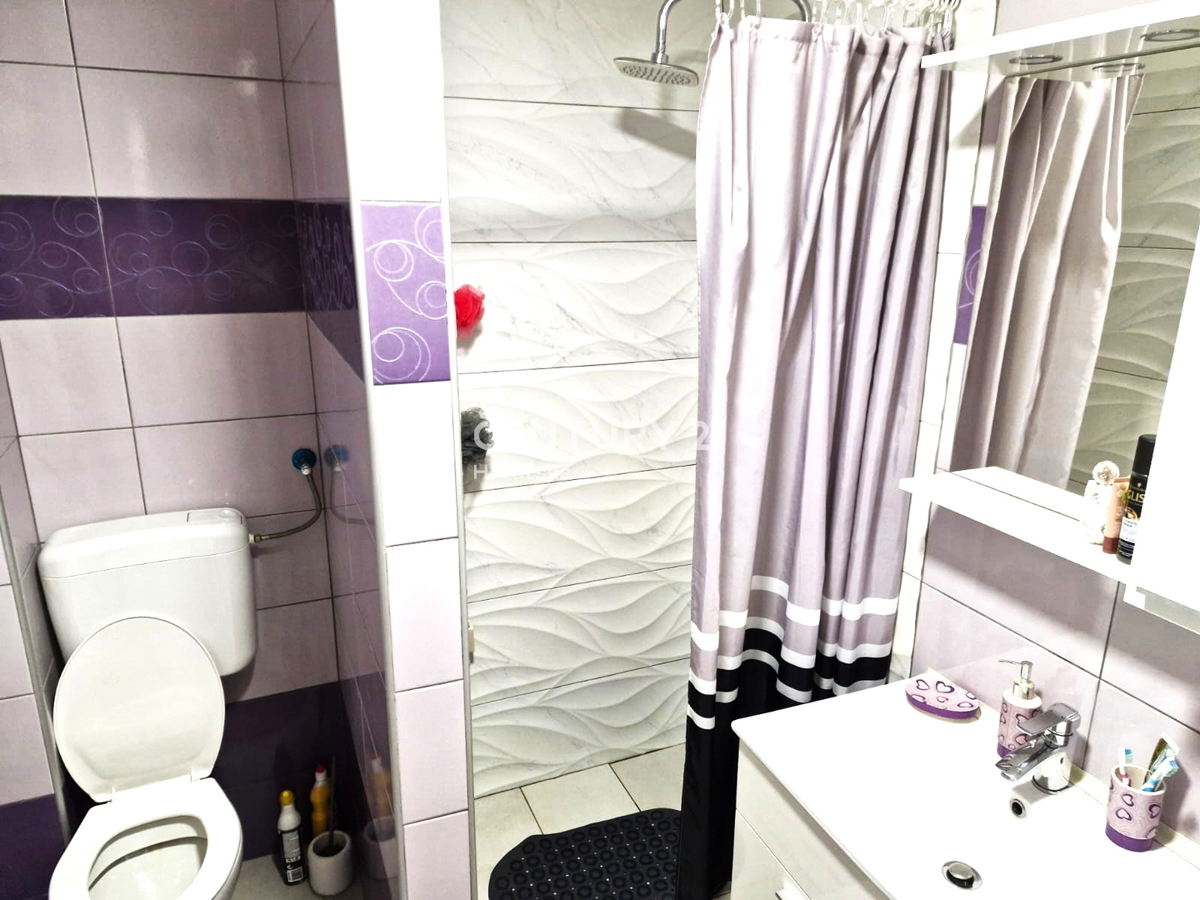 Vrsi pri Ninu - hiša z apartmaji, zraven zemljišče z garažo in pogledom na morje