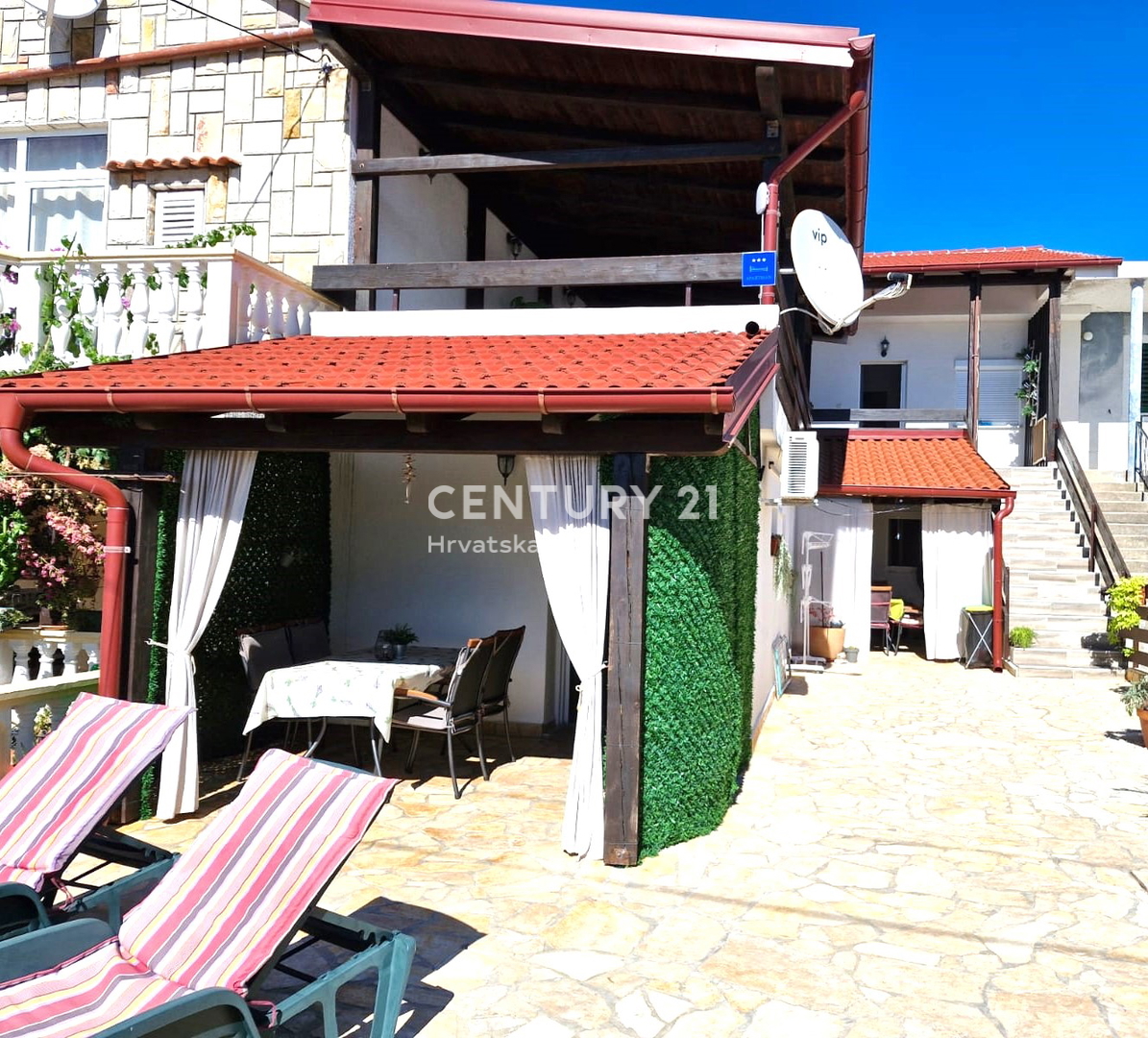 Vrsi pri Ninu - hiša z apartmaji, zraven zemljišče z garažo in pogledom na morje