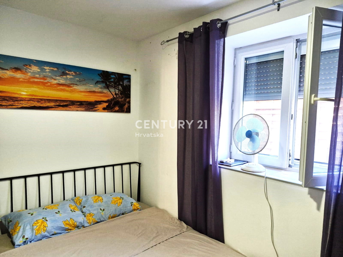 Vrsi pri Ninu - hiša z apartmaji, zraven zemljišče z garažo in pogledom na morje