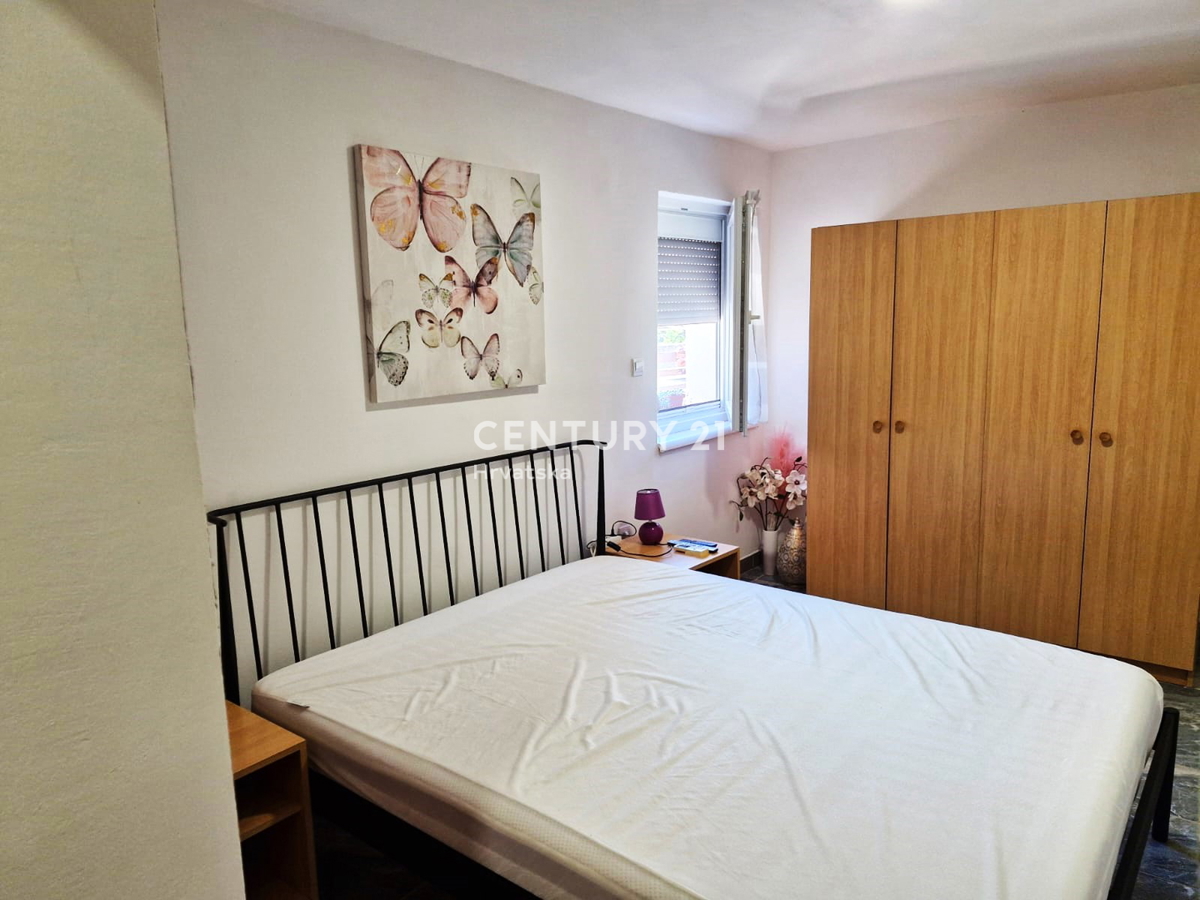 Vrsi pri Ninu - hiša z apartmaji, zraven zemljišče z garažo in pogledom na morje