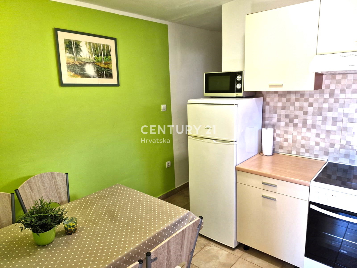 Vrsi pri Ninu - hiša z apartmaji, zraven zemljišče z garažo in pogledom na morje