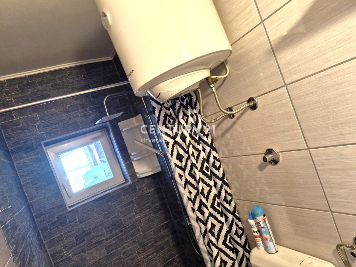 Vrsi pri Ninu - hiša z apartmaji, zraven zemljišče z garažo in pogledom na morje