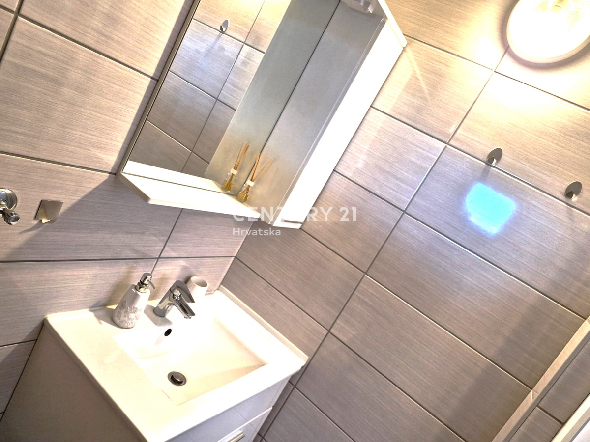 Vrsi pri Ninu - hiša z apartmaji, zraven zemljišče z garažo in pogledom na morje