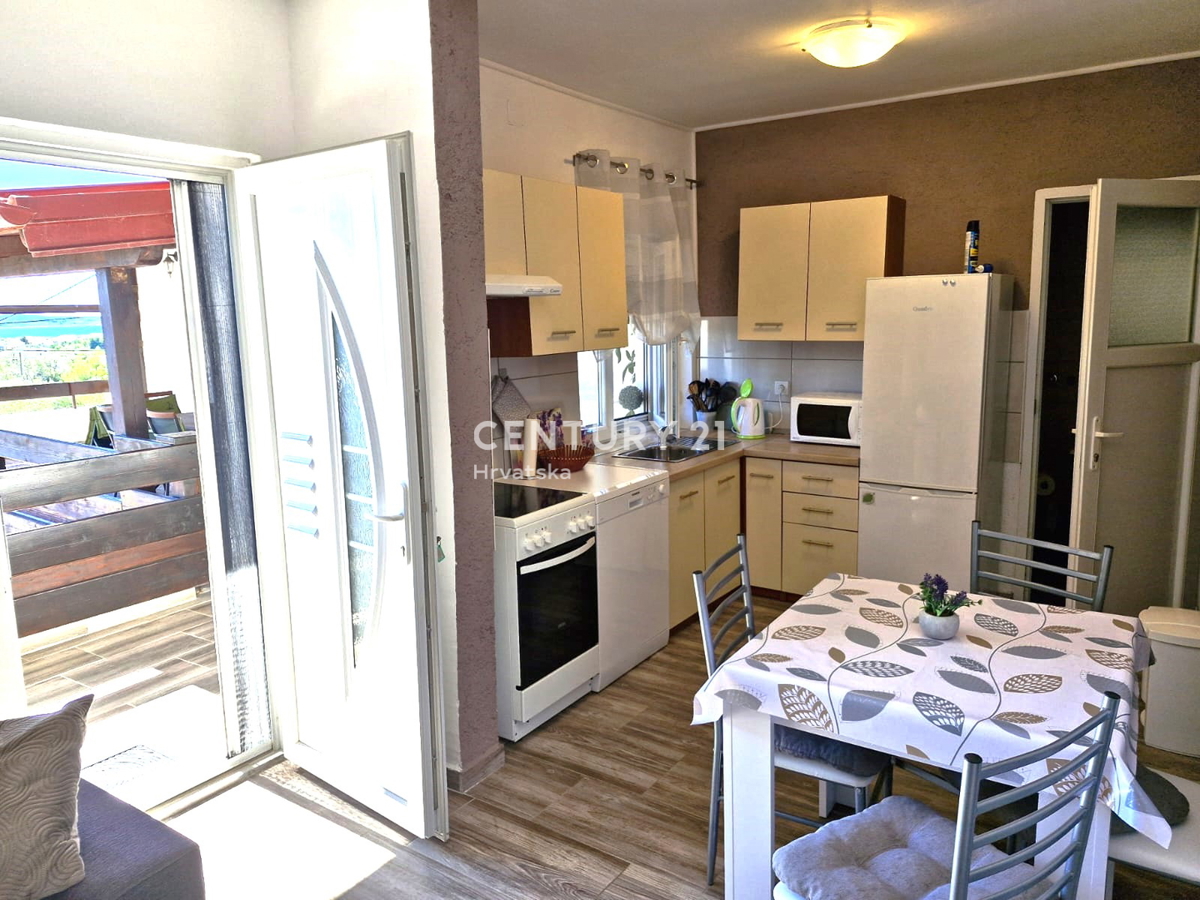 Vrsi pri Ninu - hiša z apartmaji, zraven zemljišče z garažo in pogledom na morje