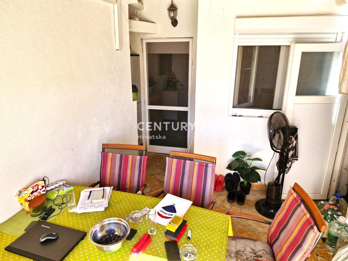 Vrsi pri Ninu - hiša z apartmaji, zraven zemljišče z garažo in pogledom na morje