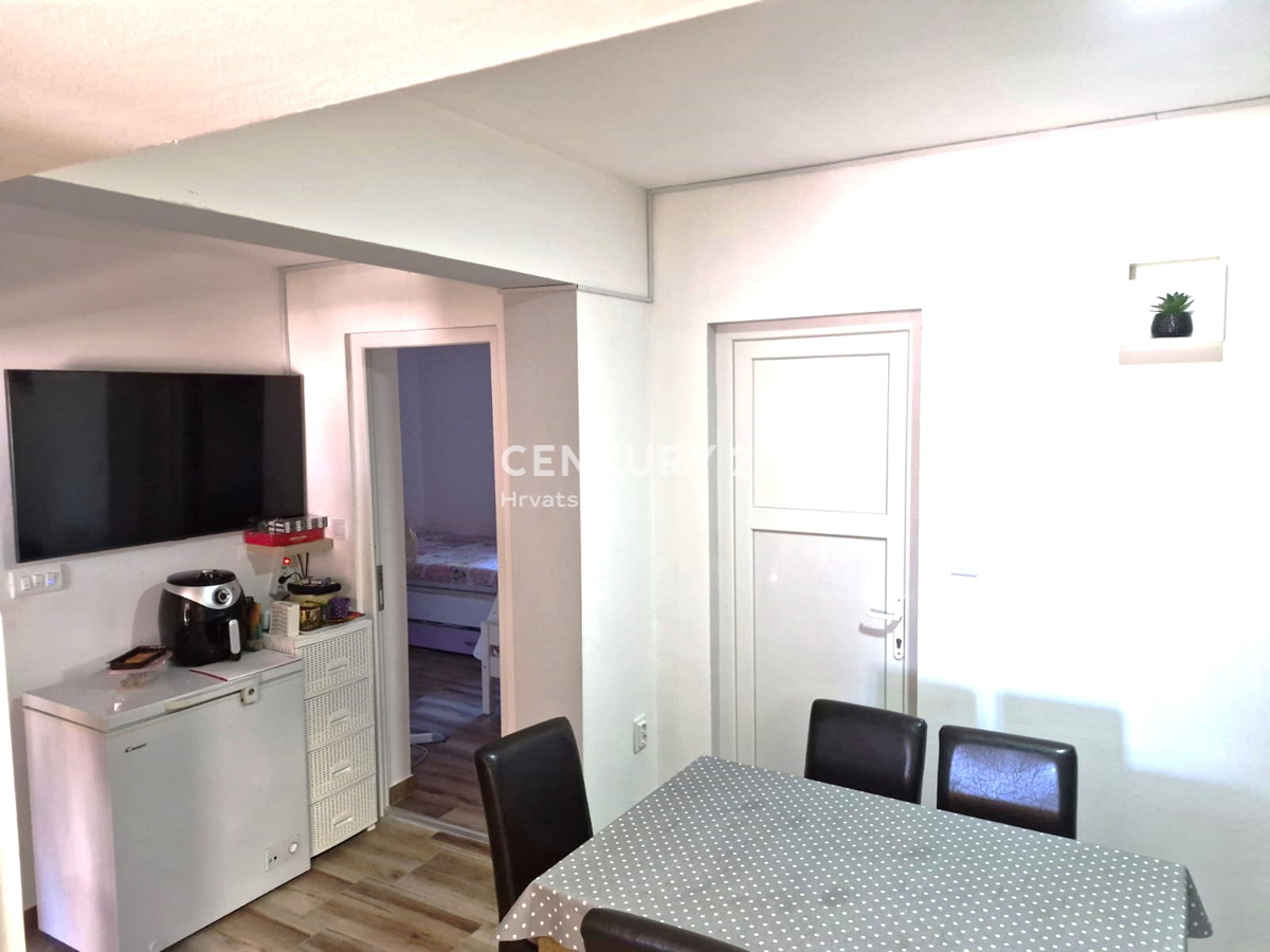 Vrsi pri Ninu - hiša z apartmaji, zraven zemljišče z garažo in pogledom na morje