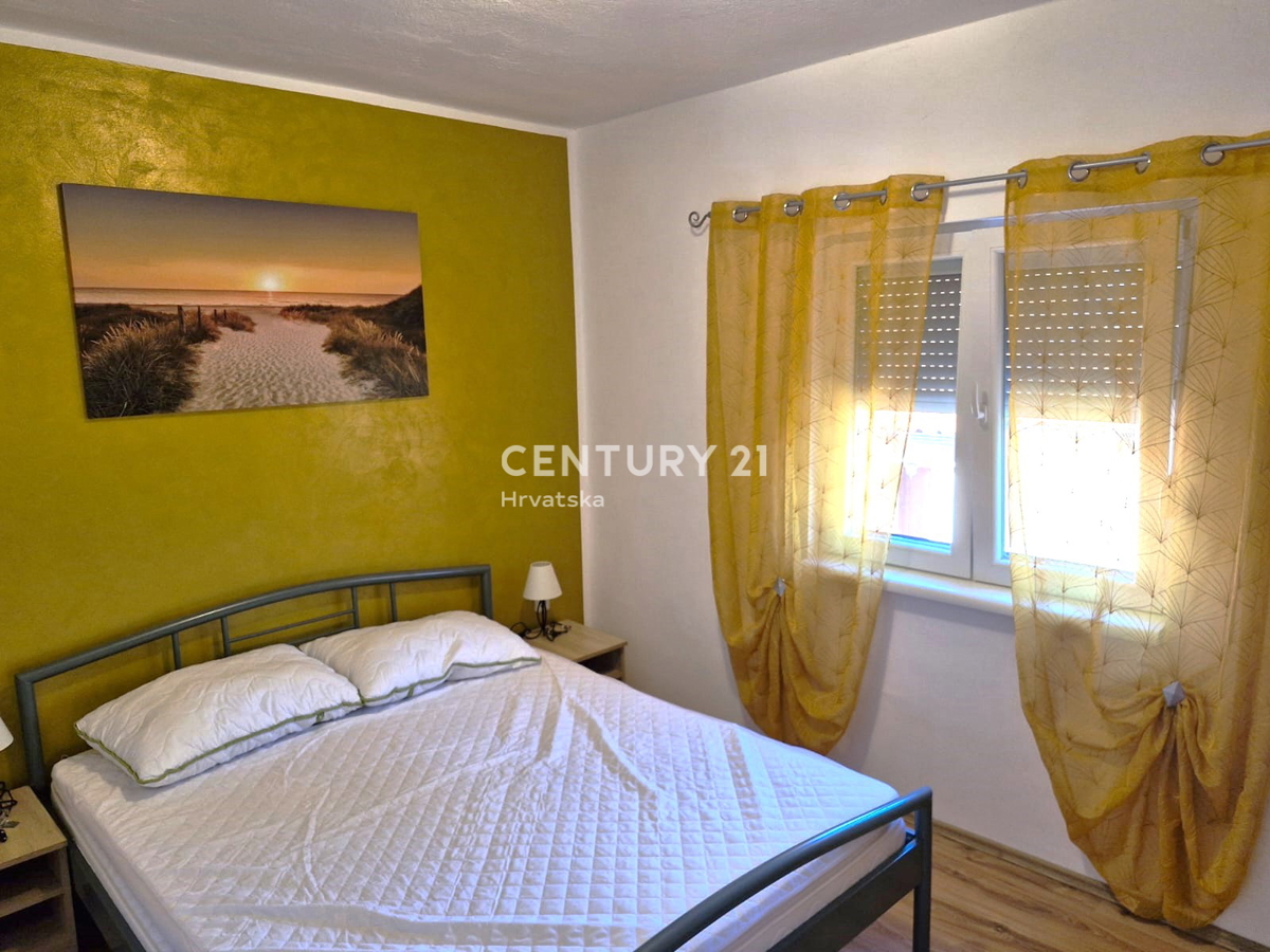 Vrsi pri Ninu - hiša z apartmaji, zraven zemljišče z garažo in pogledom na morje