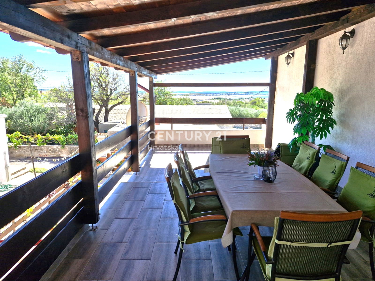 Vrsi pri Ninu - hiša z apartmaji, zraven zemljišče z garažo in pogledom na morje