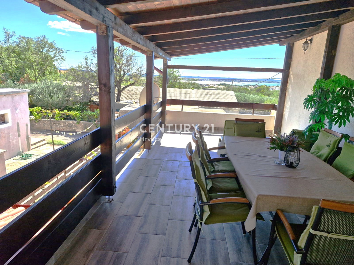 Vrsi pri Ninu - hiša z apartmaji, zraven zemljišče z garažo in pogledom na morje