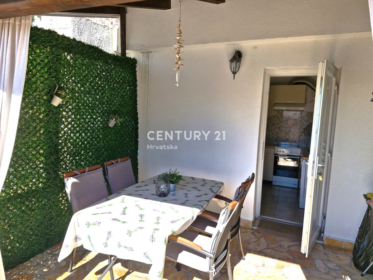 Vrsi pri Ninu - hiša z apartmaji, zraven zemljišče z garažo in pogledom na morje