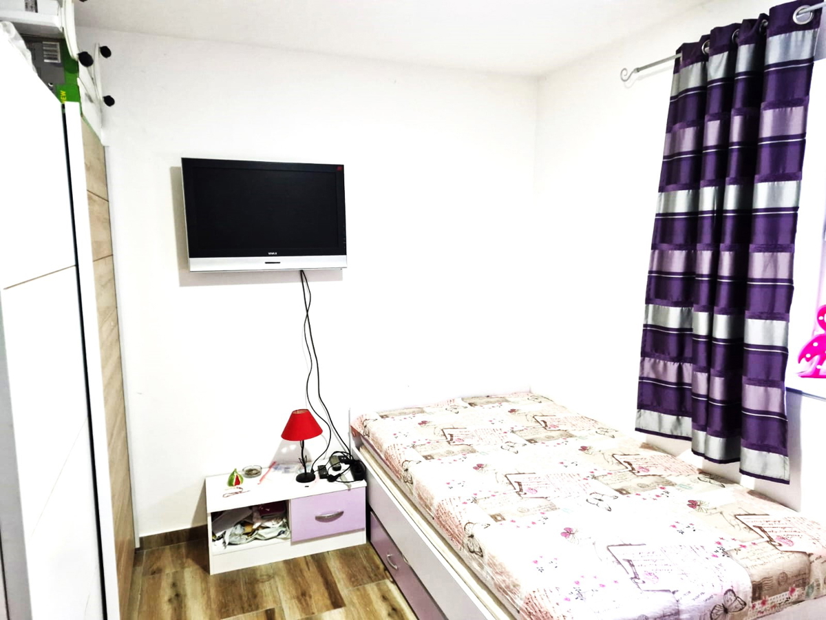 Vrsi pri Ninu - hiša z apartmaji, zraven zemljišče z garažo in pogledom na morje