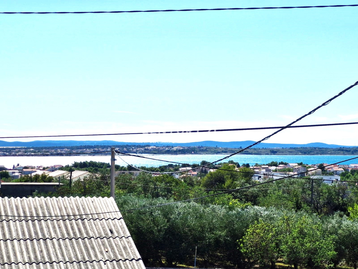 Vrsi pri Ninu - hiša z apartmaji, zraven zemljišče z garažo in pogledom na morje