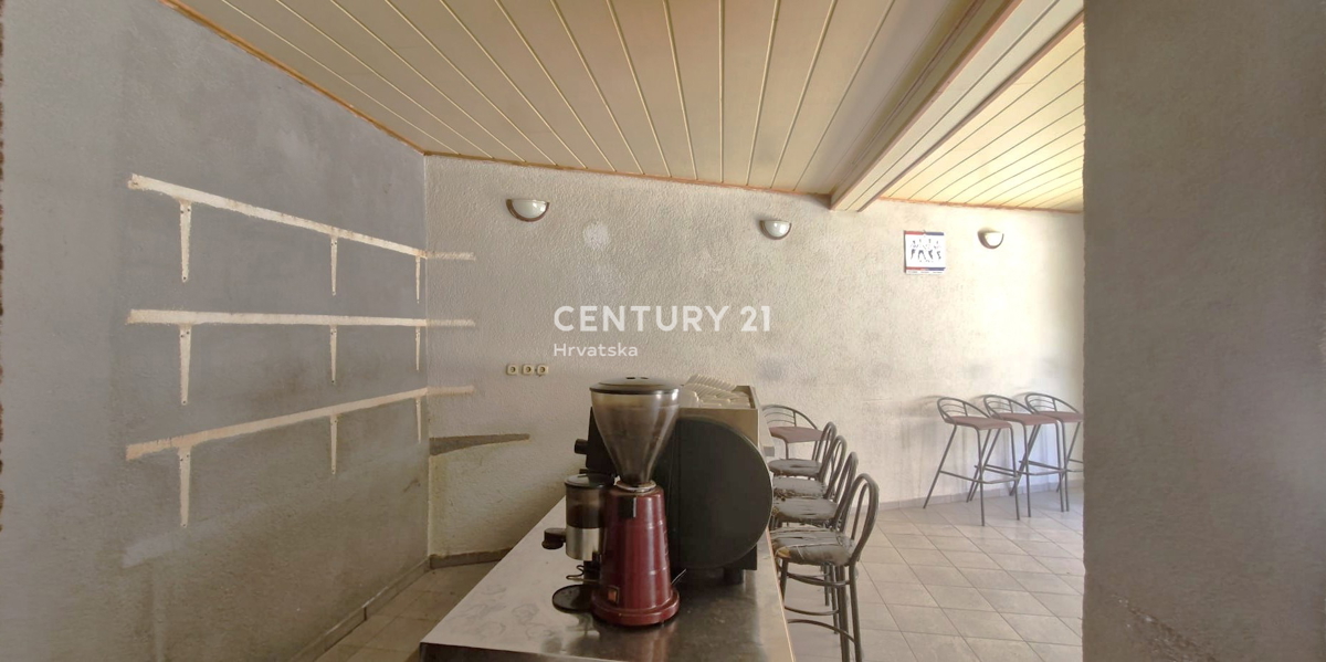 Benkovac - poslovni prostor in stanovanje - etažna lastnina v središču mesta