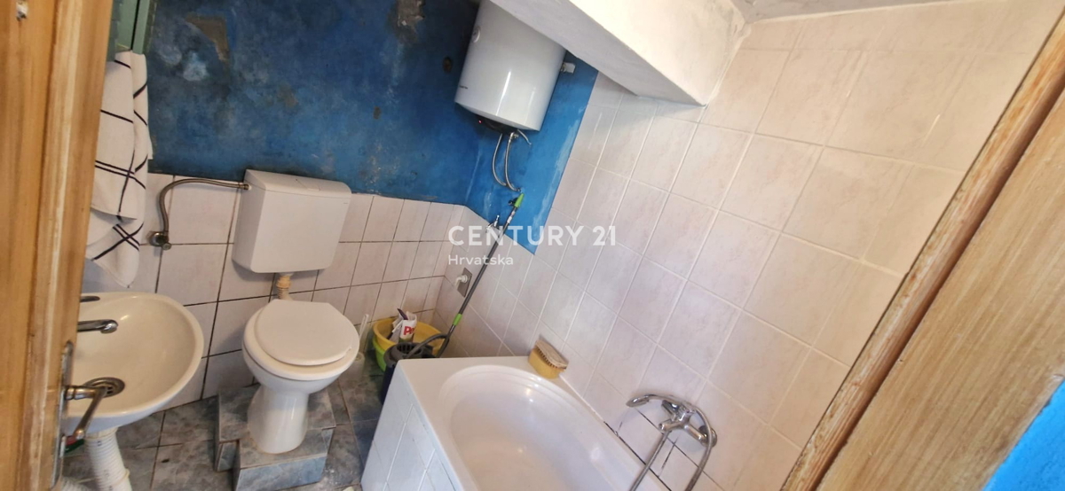 Benkovac - poslovni prostor in stanovanje - etažna lastnina v središču mesta