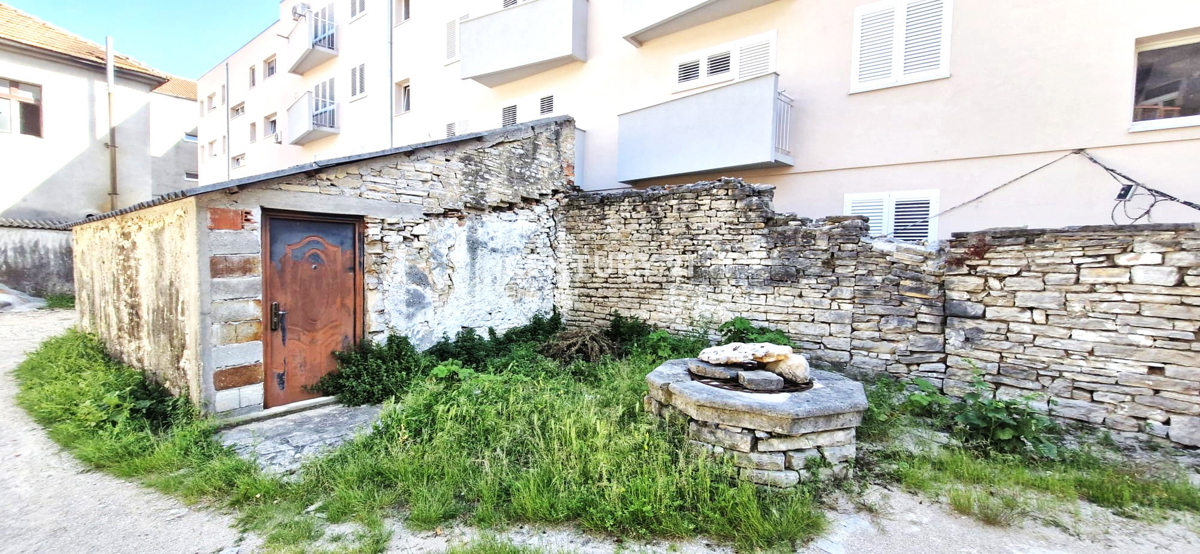 Benkovac - poslovni prostor in stanovanje - etažna lastnina v središču mesta