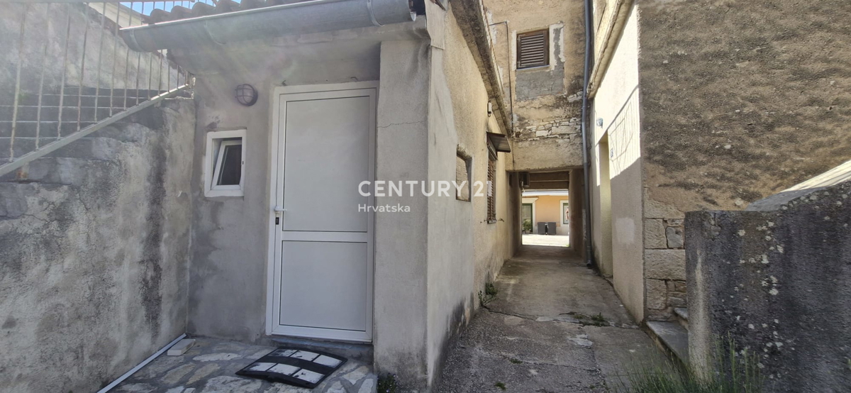 Benkovac - poslovni prostor in stanovanje - etažna lastnina v središču mesta