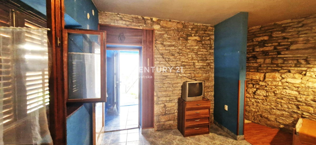 Benkovac - poslovni prostor in stanovanje - etažna lastnina v središču mesta