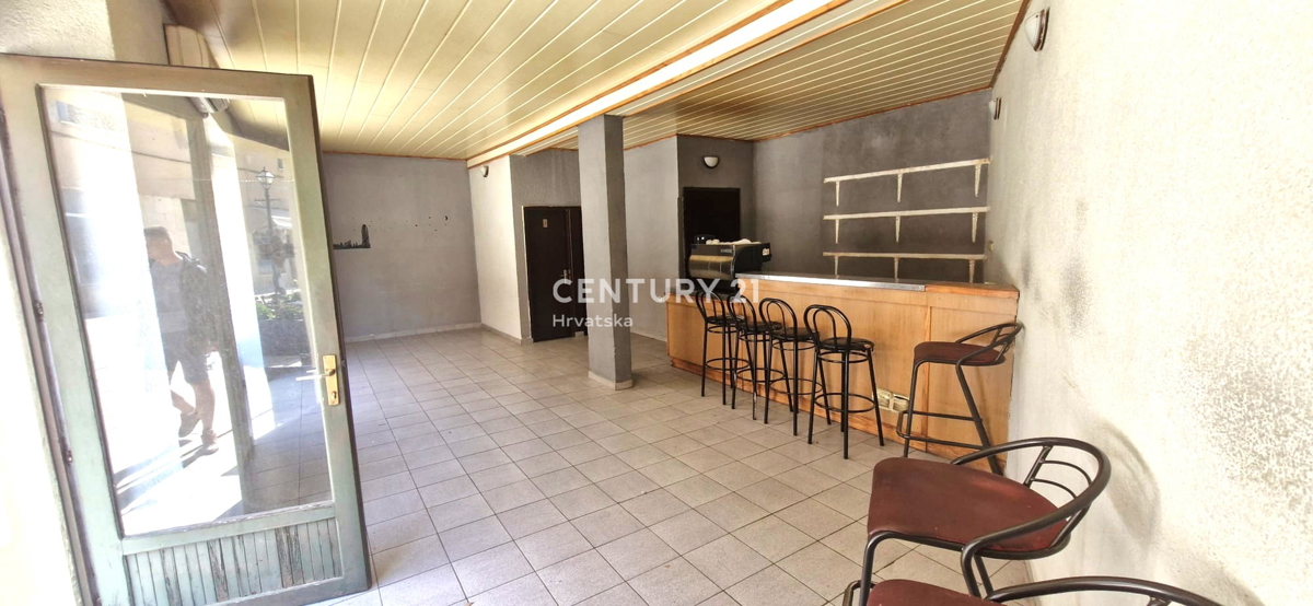 Benkovac - poslovni prostor in stanovanje - etažna lastnina v središču mesta