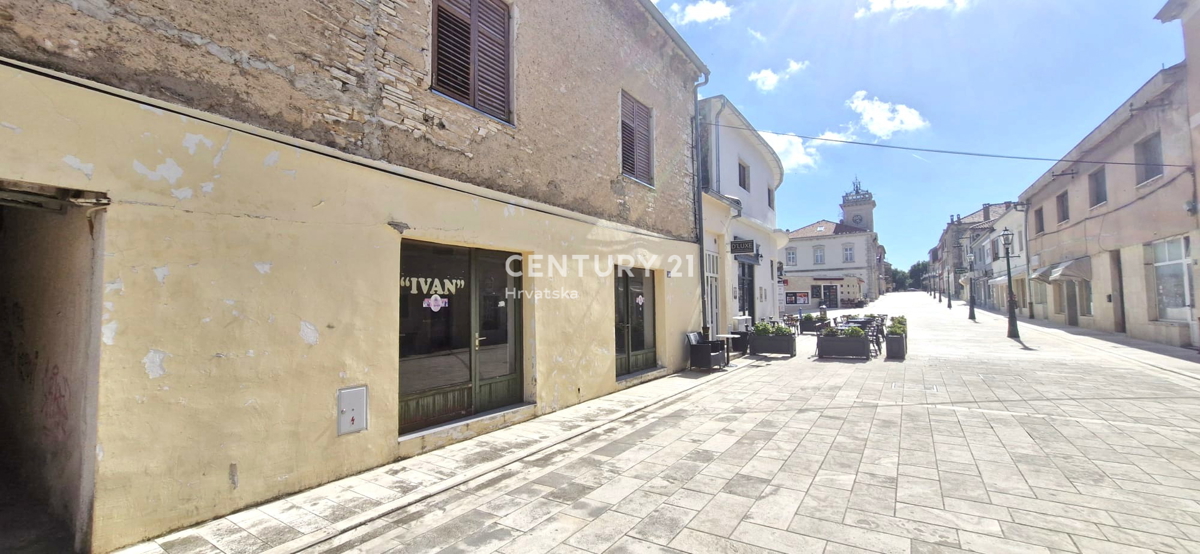 Benkovac - poslovni prostor in stanovanje - etažna lastnina v središču mesta
