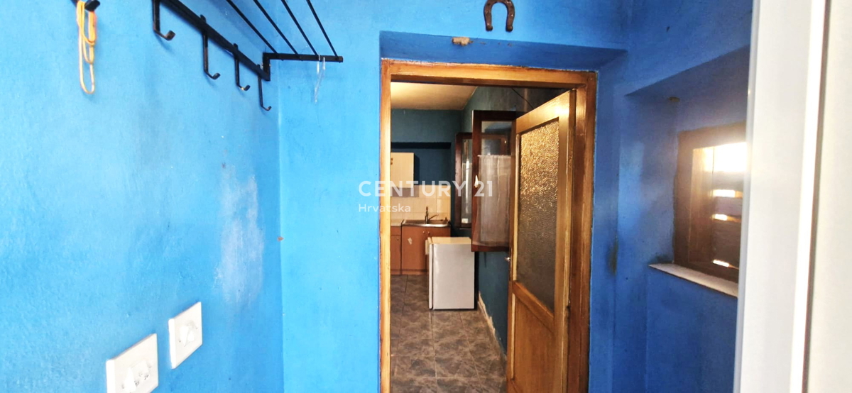 Benkovac - poslovni prostor in stanovanje - etažna lastnina v središču mesta