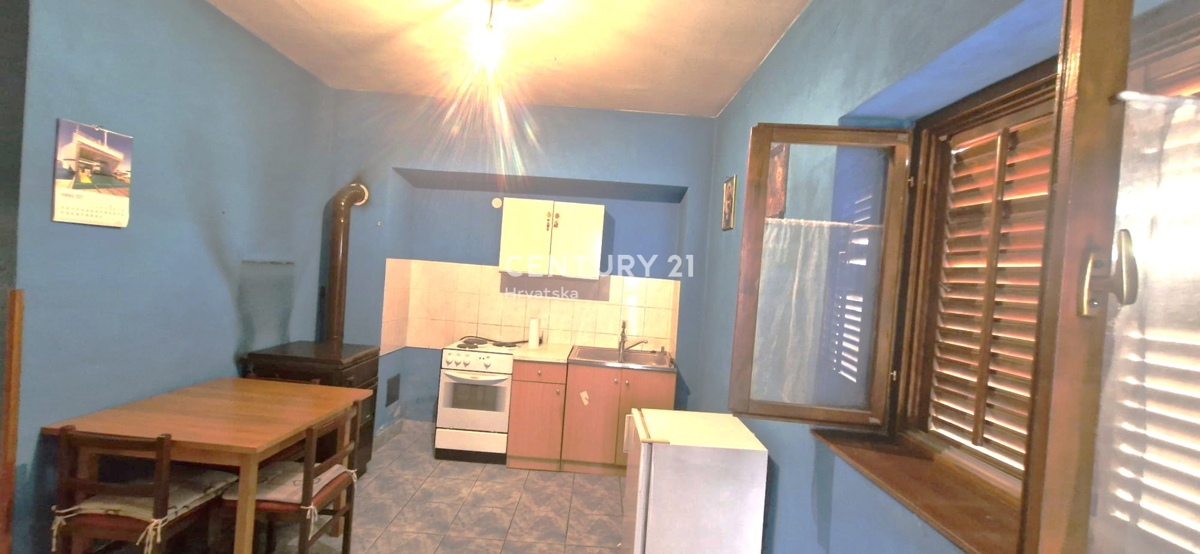 Benkovac - poslovni prostor in stanovanje - etažna lastnina v središču mesta