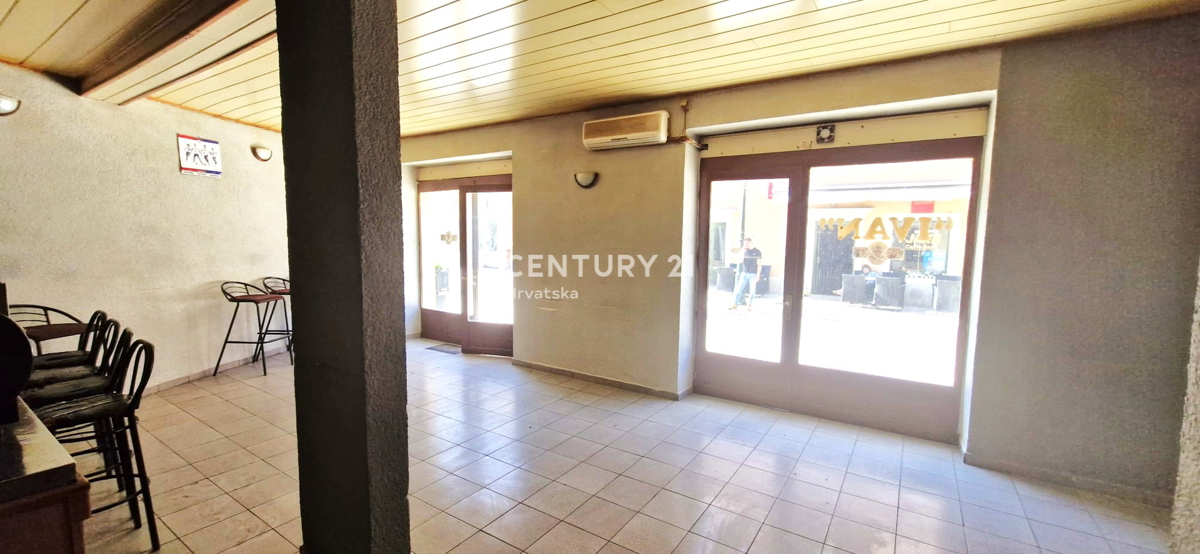 Benkovac - poslovni prostor in stanovanje - etažna lastnina v središču mesta