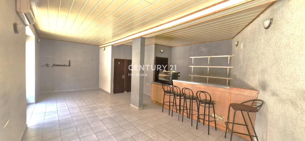 Benkovac - poslovni prostor in stanovanje - etažna lastnina v središču mesta