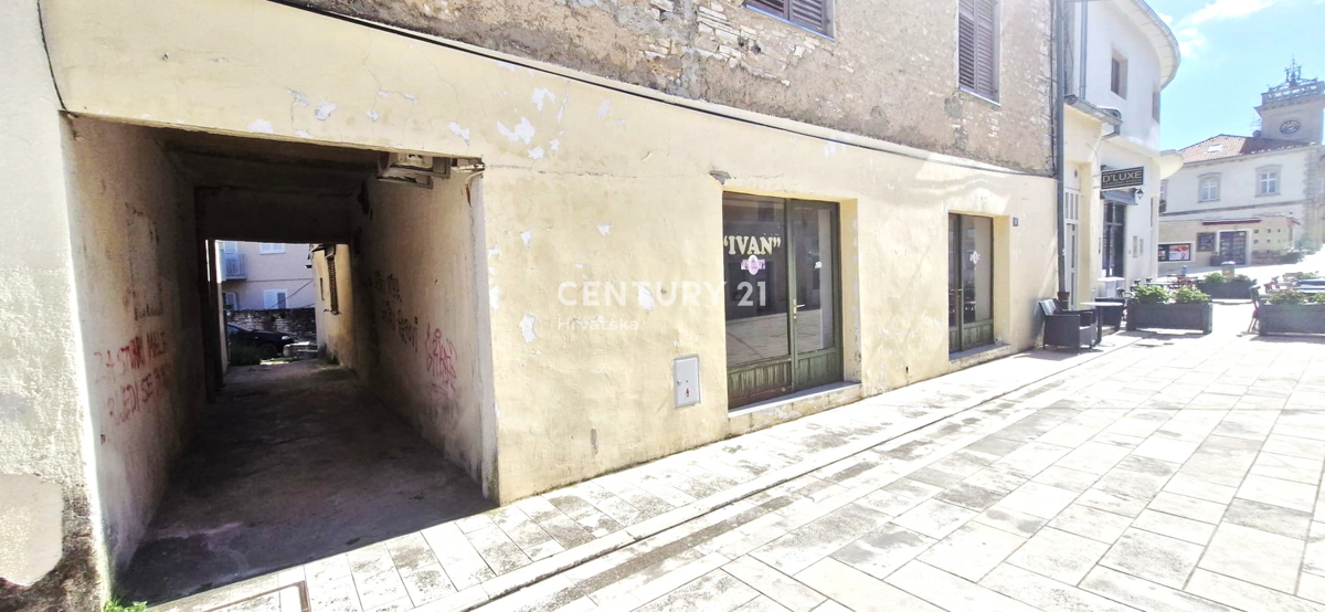Benkovac - poslovni prostor in stanovanje - etažna lastnina v središču mesta