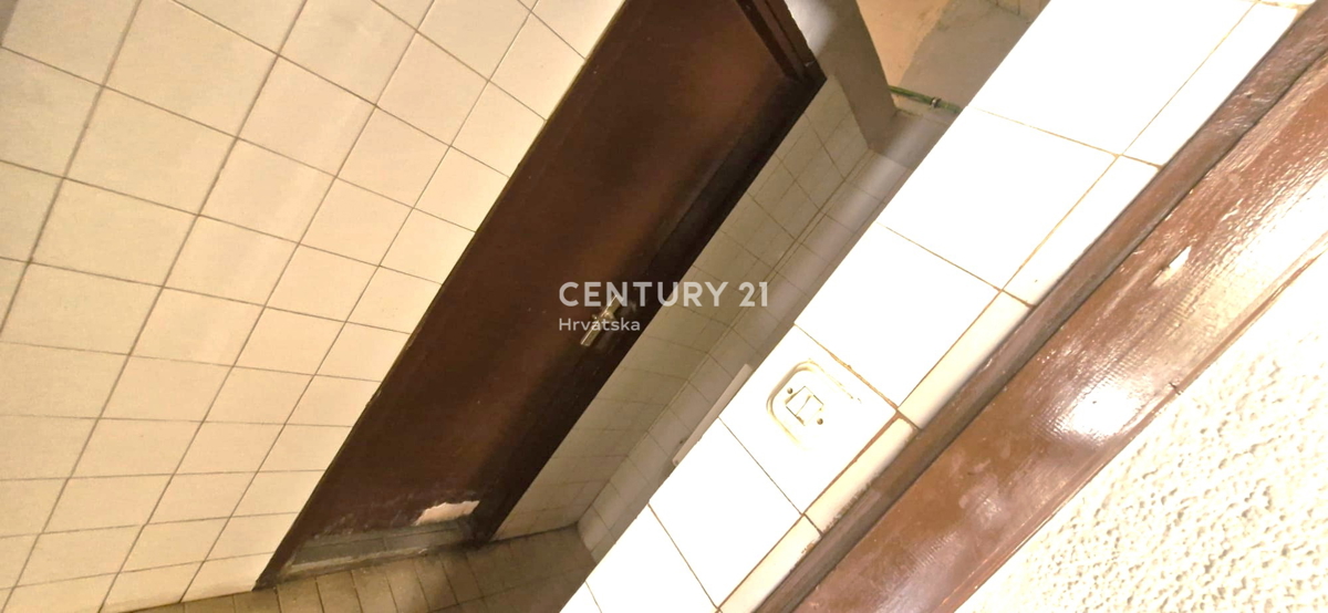 Benkovac - poslovni prostor in stanovanje - etažna lastnina v središču mesta