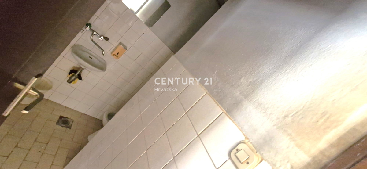 Benkovac - poslovni prostor in stanovanje - etažna lastnina v središču mesta