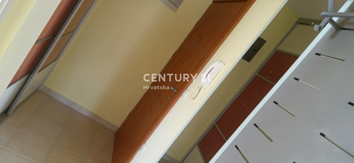 Zadar - Višnjik - garsonjera z garažo - možna tudi ZAMENJAVA za Zagreb