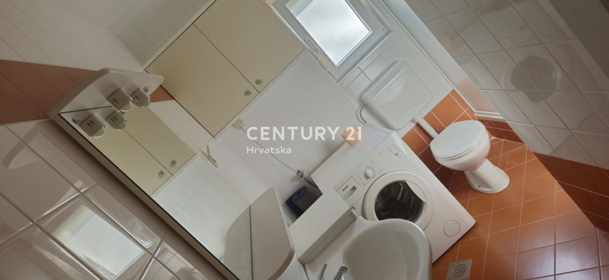 Zadar - Višnjik - garsonjera z garažo - možna tudi ZAMENJAVA za Zagreb