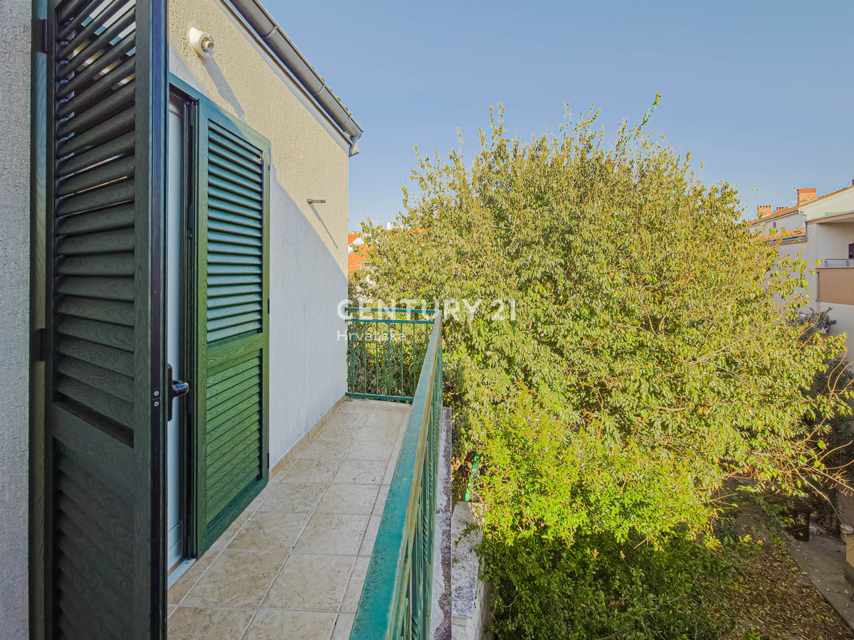 BIOGRAD NA MORU, CENTAR, DVOJNA HIŠA NA 3 NADSTROPJIH, Z MANJŠIM DVORIŠČEM