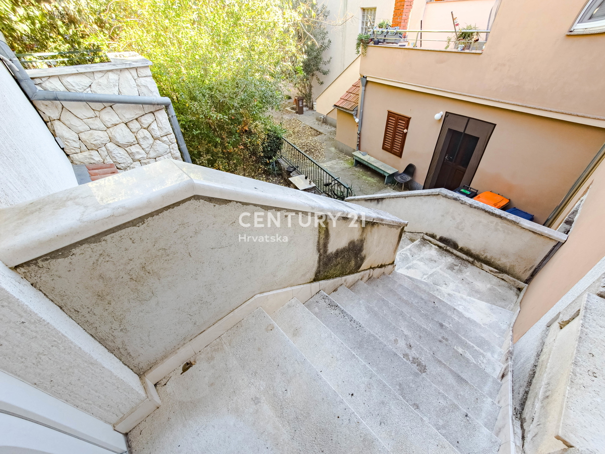 BIOGRAD NA MORU, CENTAR, DVOJNA HIŠA NA 3 NADSTROPJIH, Z MANJŠIM DVORIŠČEM