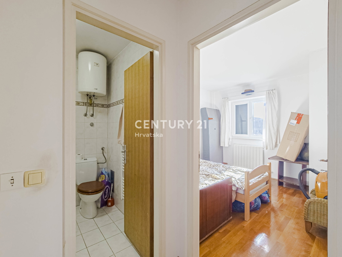 BIOGRAD NA MORU, CENTAR, DVOJNA HIŠA NA 3 NADSTROPJIH, Z MANJŠIM DVORIŠČEM