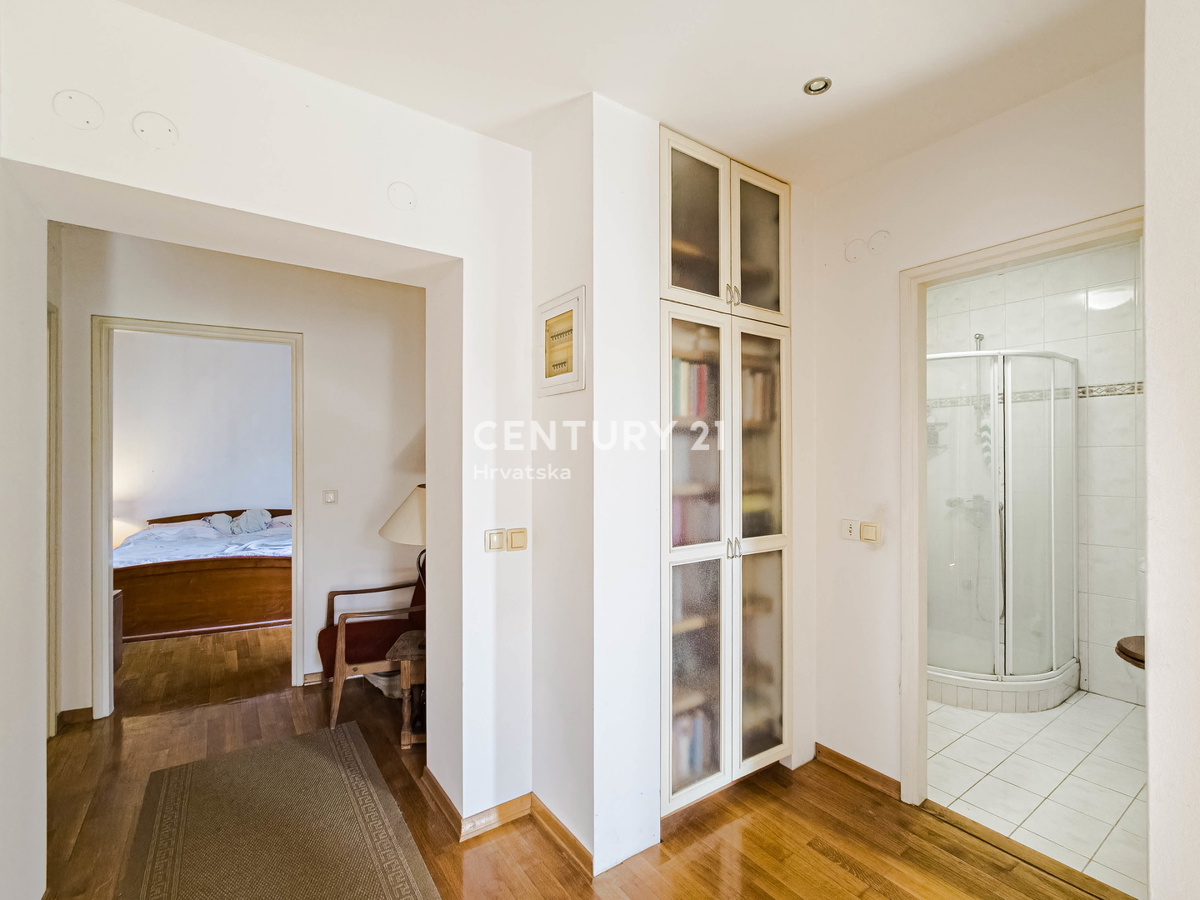 BIOGRAD NA MORU, CENTAR, DVOJNA HIŠA NA 3 NADSTROPJIH, Z MANJŠIM DVORIŠČEM