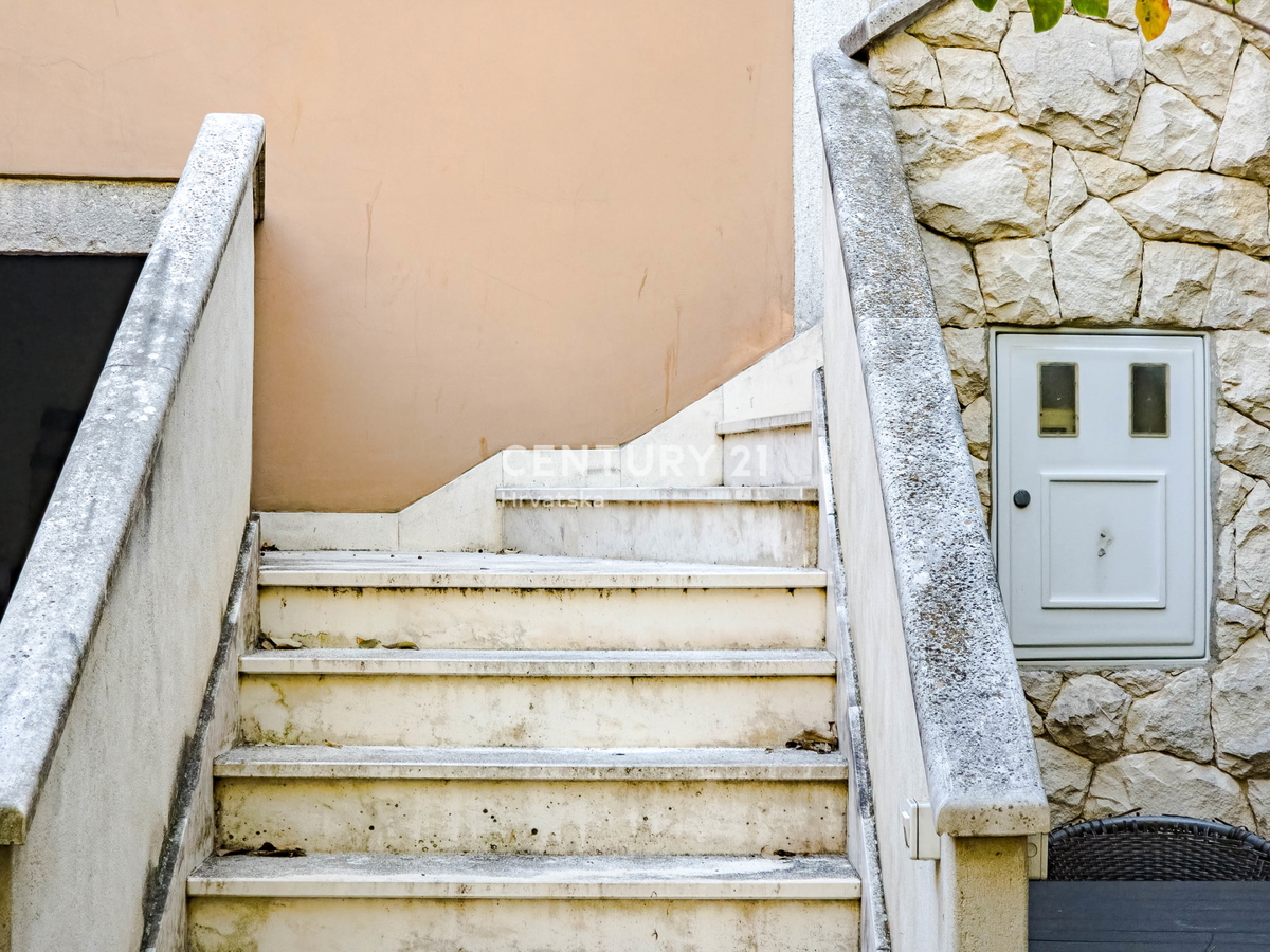 BIOGRAD NA MORU, CENTAR, DVOJNA HIŠA NA 3 NADSTROPJIH, Z MANJŠIM DVORIŠČEM