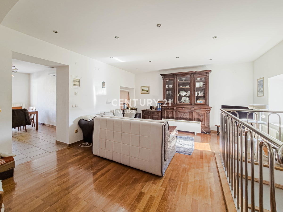 BIOGRAD NA MORU, CENTAR, DVOJNA HIŠA NA 3 NADSTROPJIH, Z MANJŠIM DVORIŠČEM